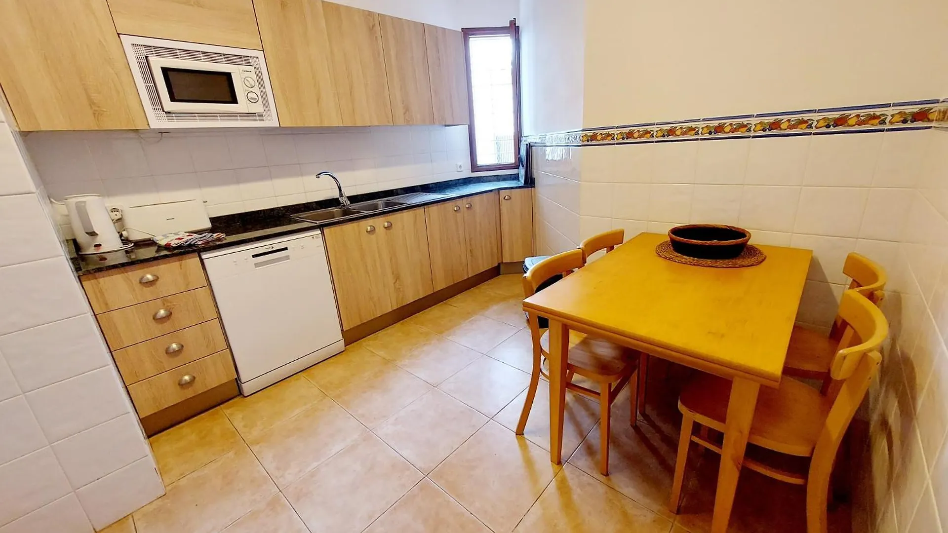 Apartamento Casa Faro Spacious, Ground Floor Property On The Pine Walk, Covered Terrace With Sea Views. Wifi/Air Con Pollensa